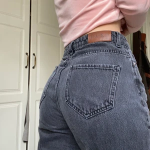 NAKD jeans - Ett par snygga jeans från NAKD jeans, men raka vida ben. De är i storlek 36, och går precis ner till fötterna på mig som är 170 cm. Jag säljer de för 200kr + frakt, pris kan diskuteras💖💖