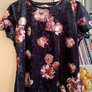 Blommig t-shirt - T-shirt i sammetliknande material och vågiga kanter på ärmar och i nederkant.