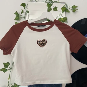 T shirt  - Supergullig t-shirt från Shein. Knappt använd. Köpare betalar frakt! Storlek S🥰