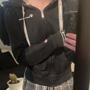 Tröja. - En tröja ifrån champion, sitter snyggt på och är bekväm! storlex xs, köparen står för frakten🌟