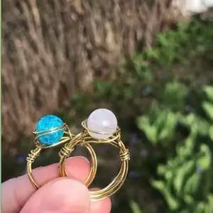 Handgjord ring med rund pärla, finns i många olika färger som göra efter dina mått för bara 30kr☺️💗 alla ringar finns även i silver🦋