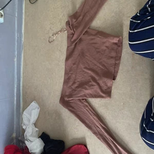 Brun tröja - Brun tröja som är off shoulders, den sitter stor på mig