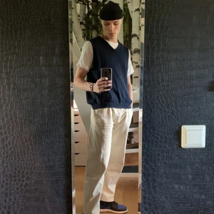 Stickad väst!! - Säljer nu min skit snygga stickade väst pga att jag inte får lika mycket användning av den längre. Köpte västen här på plick. Väldigt skön att ha på sig och fungerar att ha till allt. Köparen står för frakten, kontakta mig gärna vid frågor eller funderingar:)