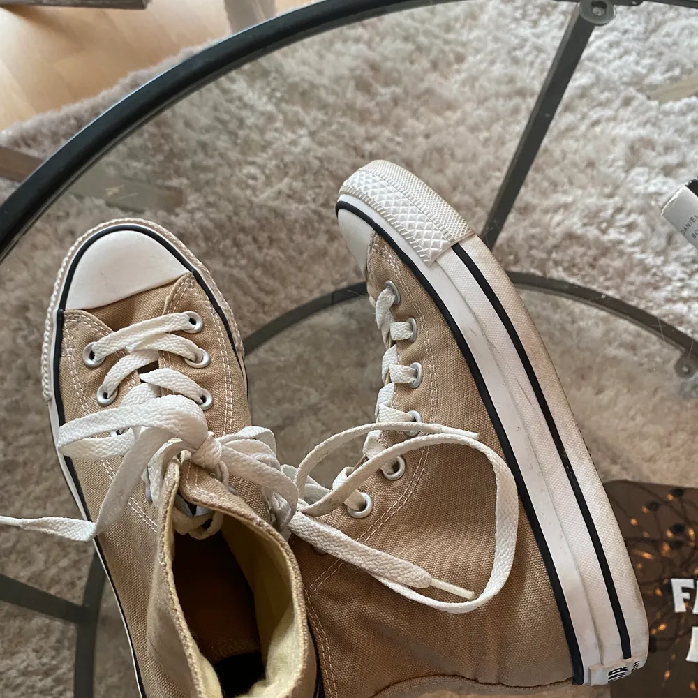 Assnygga Converse i bra skick, så finaaa men de är lite för små för mig:( Buda!🥰. Skor.
