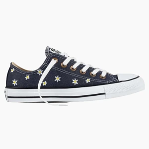 Converse All Star - Storlek 36, i fint skick. Har endast använts några få gånger. Några få repor som syns på bild två. Spårbar frakt på 66kr är inräknad. Tar Swish! 