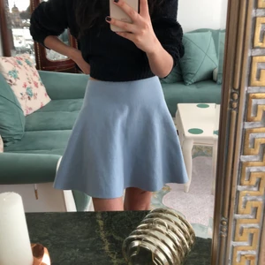 Pastell kjol i storlek 36 - Sjukt söt pastellblå/babyblå kjol i storlek 34/36 som hade passat perfekt med en matchande topp. Har en silver dragkedja där bak. Knappt använd och säljs då jag inte använder kjolar längre. 