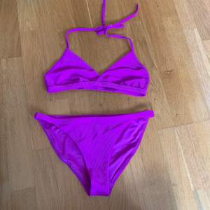 Lila ’Farraway’ bikini från Weekday, helt ny oanvänd! Storlek S 