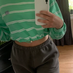 Junkyard sweatshirt  - Säljer en jätte fin sweatshirt från junkyard pga att jag skulle velat ha den i en storlek större, använd endast en gång. Den har även ett spänne så man kan dra åt den (se bild 3). Pris går att diskuteras❤️