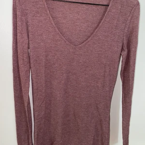 V-ringad långärmad tröja - V-ringad långärmad tröja i nyskick