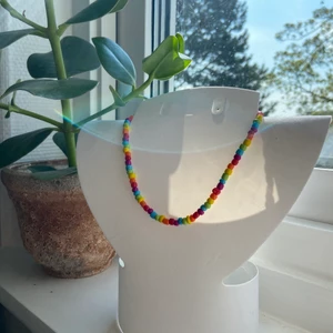 Regnbågsfärgat halsband - Regnbågsfärgat halsband - perfekt till sommaren 💗 1 för 25kr + frakt Endast 2 i lager 💗