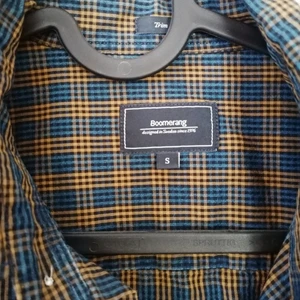 Boomerang skjorta  - Snygg rutig boomerang skjorta. Använd ett fåtal gånger då jag har blivit för stor för den. Storlek smal