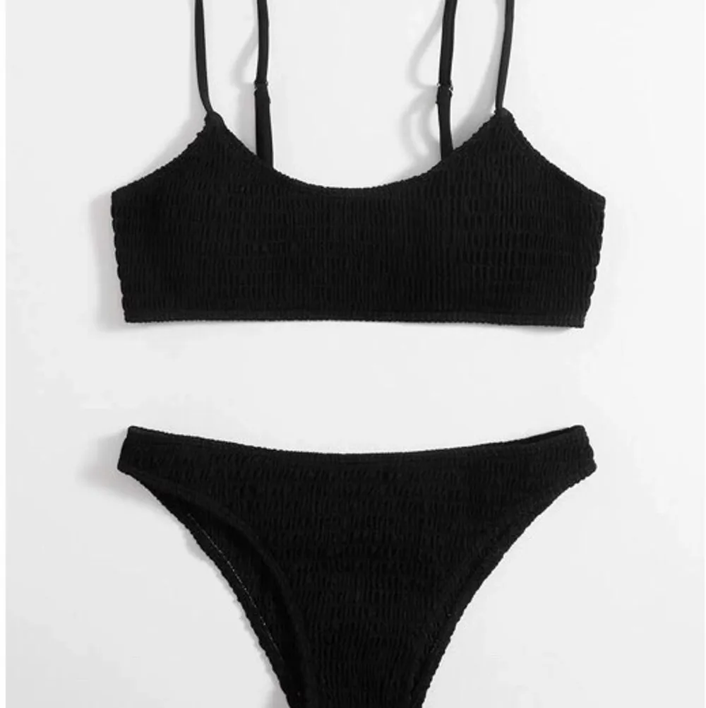 Säljer denna svarta bikiniunderdelen från SHEIN då den inte riktigt passade mig. Helt oanvänd, endast testad. Köparen står för frakt. Övrigt.
