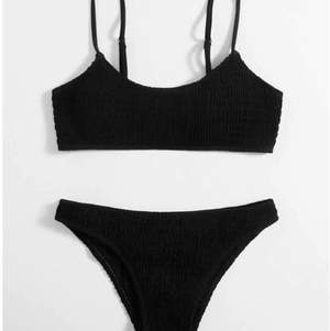 Säljer denna svarta bikiniunderdelen från SHEIN då den inte riktigt passade mig. Helt oanvänd, endast testad. Köparen står för frakt