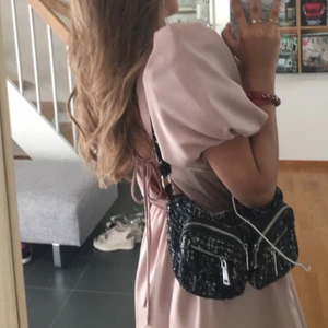 Noellaväska  - Säljer denna jättesöta noellaväskan med blått/silver ”glitter” i som är jättesöt men kommer bara inte till användning mer.  Budgivning om fler är intresserade❤️