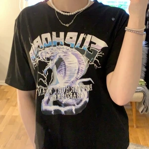 oversized t-shirt - ascool oversized t-shirt med tryck på, storlek L men sitter mer som en M. säljer pga har knappt kommit till användning 🤍 (frakt ingår ej)