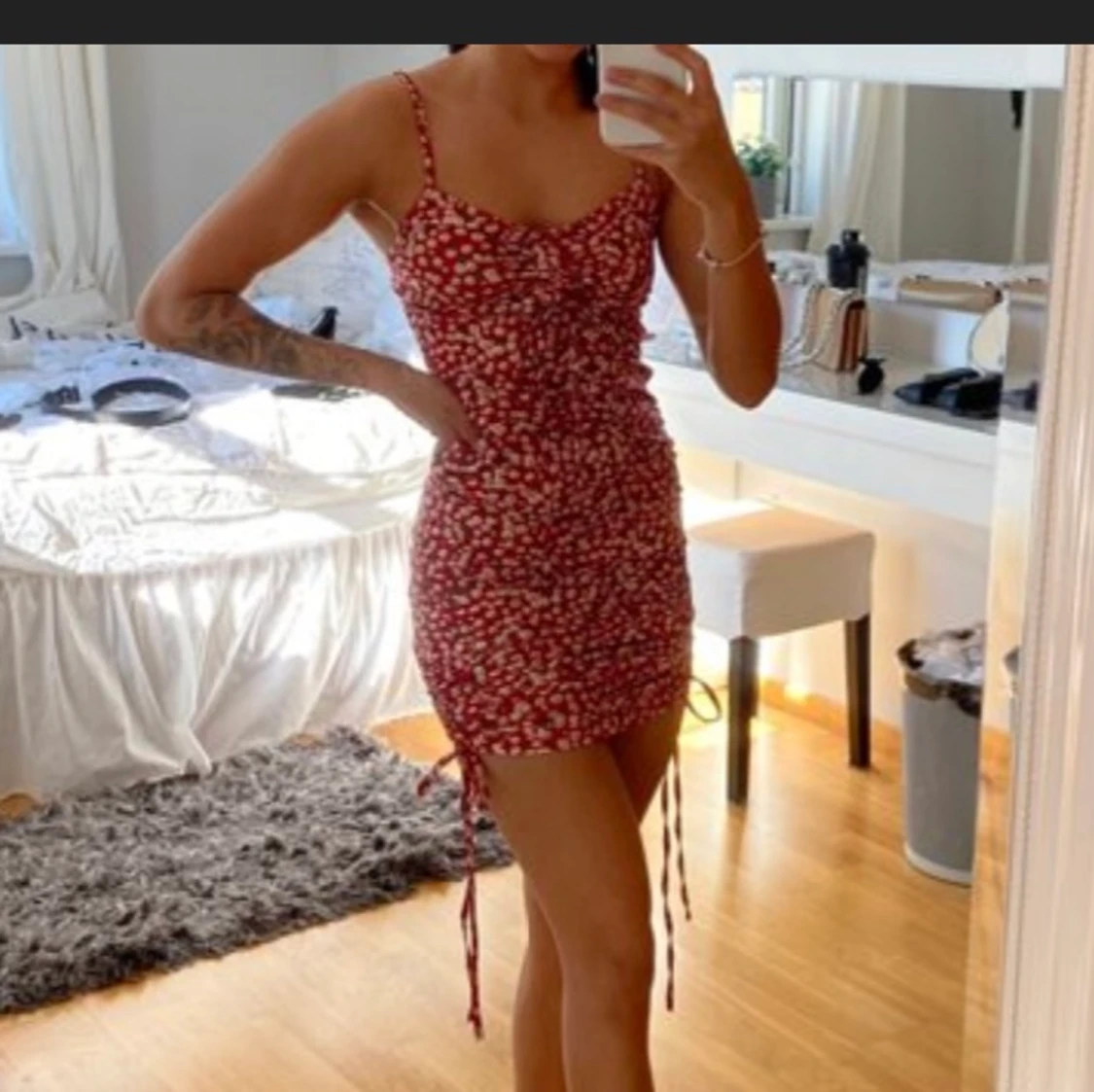 Fin röd klänning med blommor - 90