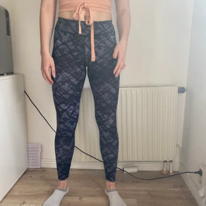 Träningstights i storlek S - Superfina träningtights, har använts en del men är fortfarande i fint skick! Väldigt stretchiga och sköna😌 passar xs-m. köparen står för frakt!!💗💗