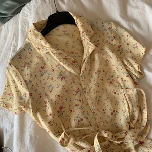 Perfekta sommarklänningen - Härlig klänning till sommaren, luftig och skön och sitter väldigt fint på🌼💫