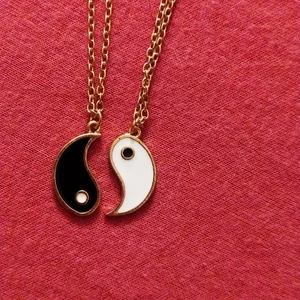 "kompis halsband'🌸 - Två fina halsband även kallat kompis halsband som Ying och Yang ☯️ aldrig använda 😊     köparen står du frak 🌸