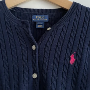 Ralph lauren - Ralph lauren kabelstickad tröja med knappar. (Marinblå). Barnstorlek L men passar dam xs/s