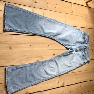 vintage lågmidjade jeans från Rocky - Skitsnygga lågmidjade jeans från Rocky. Strl S, utsvängda längst ned. Vintage från 90-talet. Midjemått: 72cm. Innerbenslängd: 76cm. Jättebra skick! Förgen stämmer bäst in på bild tre. Jag är 160 cm som referens. Om flera är intresserade blir det budgivning. Kolla gärna in mina andra annonser! Samfraktar vid köp av två eller fler varor💕