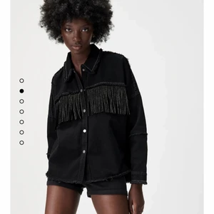 Zara glitter jacka - Svart skjort jacka från zara med glitter detaljer, jätte fin men kommer inte till användning ! Köpt för 560 kr👼🏼