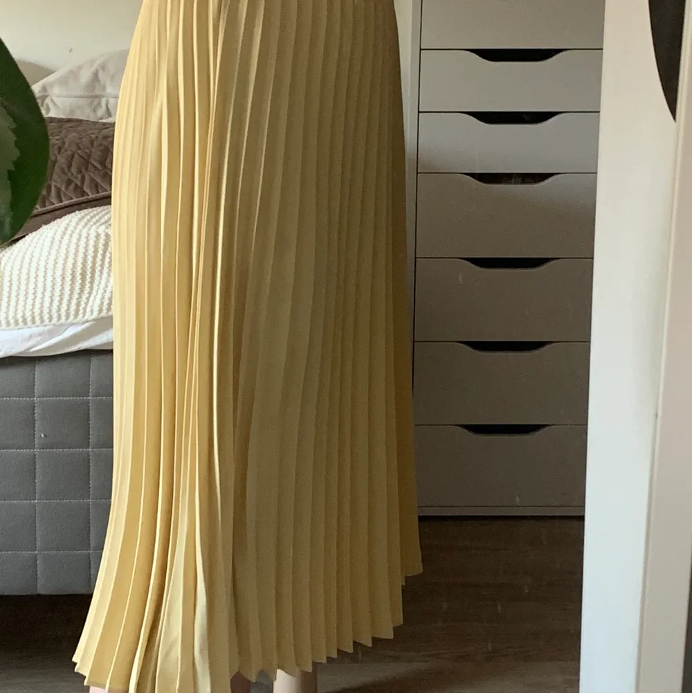 Veckad gul kjol från ginatricot💛💛 storlek 40 men den är väldigt stretchig så kan passa allt från XS-L💛 köparen står för frakt . Kjolar.