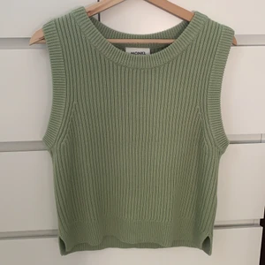 Väst! 😍 - säljer en vårig grön väst från monki som tyvärr inte kommer till användning. aldrig använd och är i nyskick. 😍