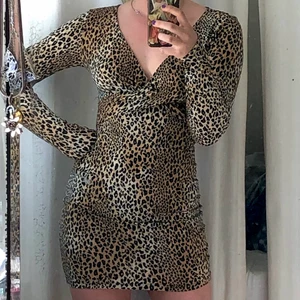 Leopardklänning - Klänning i leopardmönster. Omlottdetalj framtill. Fint skick!💘