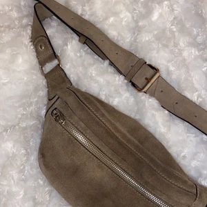 Beige/brun bumbag  - Beige/brun bumbag i mockaimitation från MANGO, använd en gång 