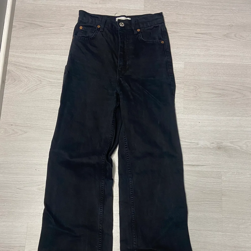 Svarta vida zara jeans, dom var vita men jag har först dom svarta och klippt av dom. Kontakta för mer information🥰 . Jeans & Byxor.