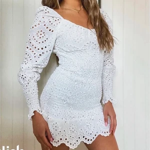 Vit klänning / studentklänning  - Säljer vit klänning  i storlek S ( den är stretchig så kan även passa som storlek M) Helt ny och aldrig använd! Passar perfekt till student! 😊 Priset kan diskuteras. Köparen står för frakten.