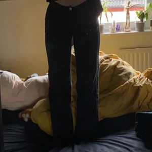 Monki jeans - Säljer tyvärr mina bästa svarta vida jeans, de är från monki och i modellen Yoko! Jag har använt dessa mycket o därav priset, men inga defekter och är i väldigt bra skick för att ha blivit använda!