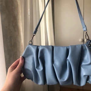 handväska/baguetteväska💙 - hör av vid intresse, helt oanvönd och köpte för 2 veckor sedan i tanke till en passande outfit men färgen stämde inte in tyvärr😅