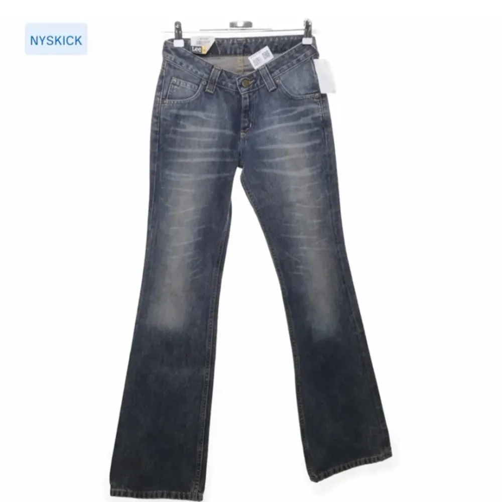 low waist jeans från lee, typ gråblå i nyansen, helt perfekta med bootcut och wash. lite små i storleken i midjan. Jeans & Byxor.