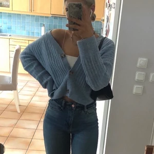 Stickad kofta från Zara - Jättefin stickad kofta från Zara i storlek 36