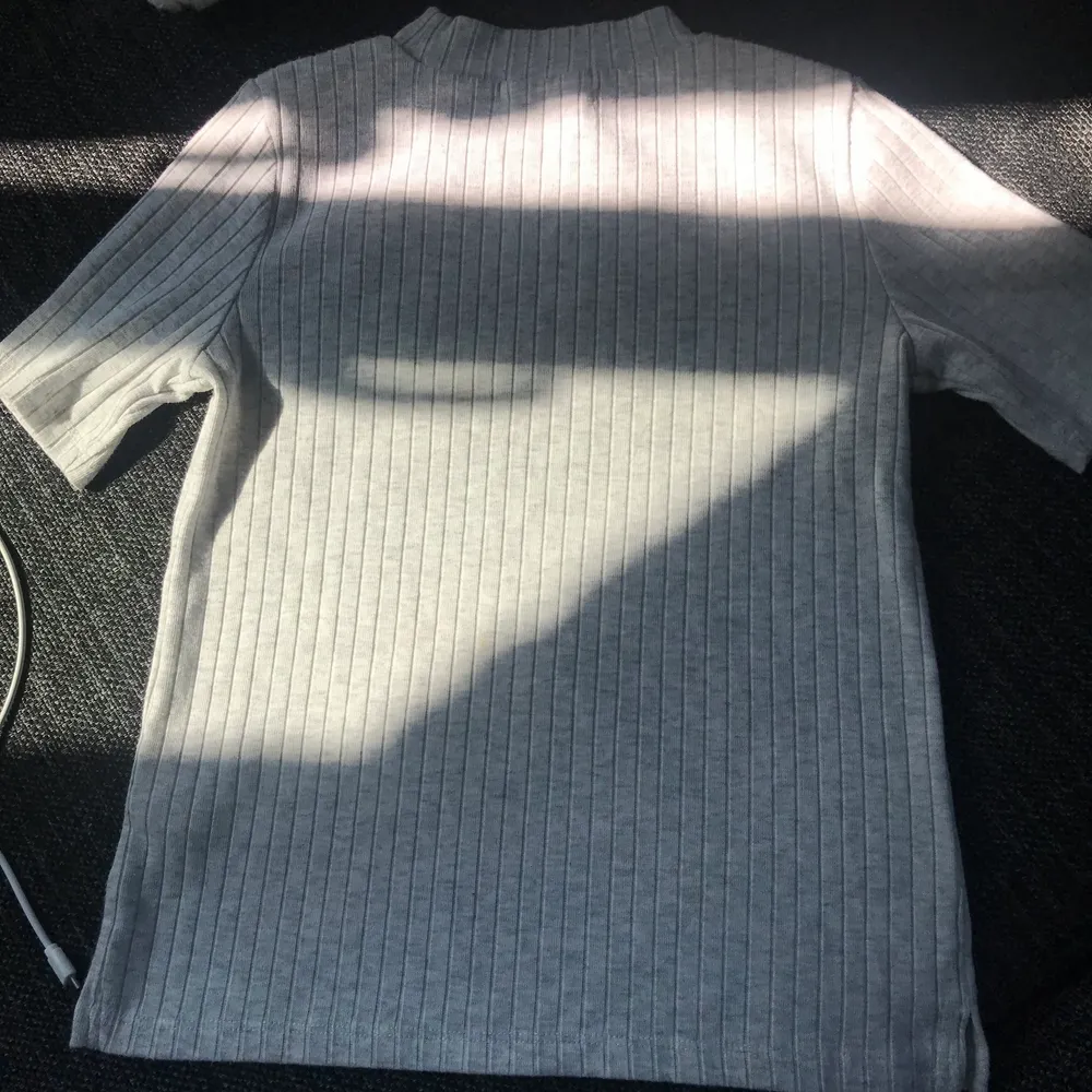 Nu säljer jag min tröja!🥰 oanvänd super fin köpt på H&M nyskick priset går att diskutera om!🥰💞. Tröjor & Koftor.