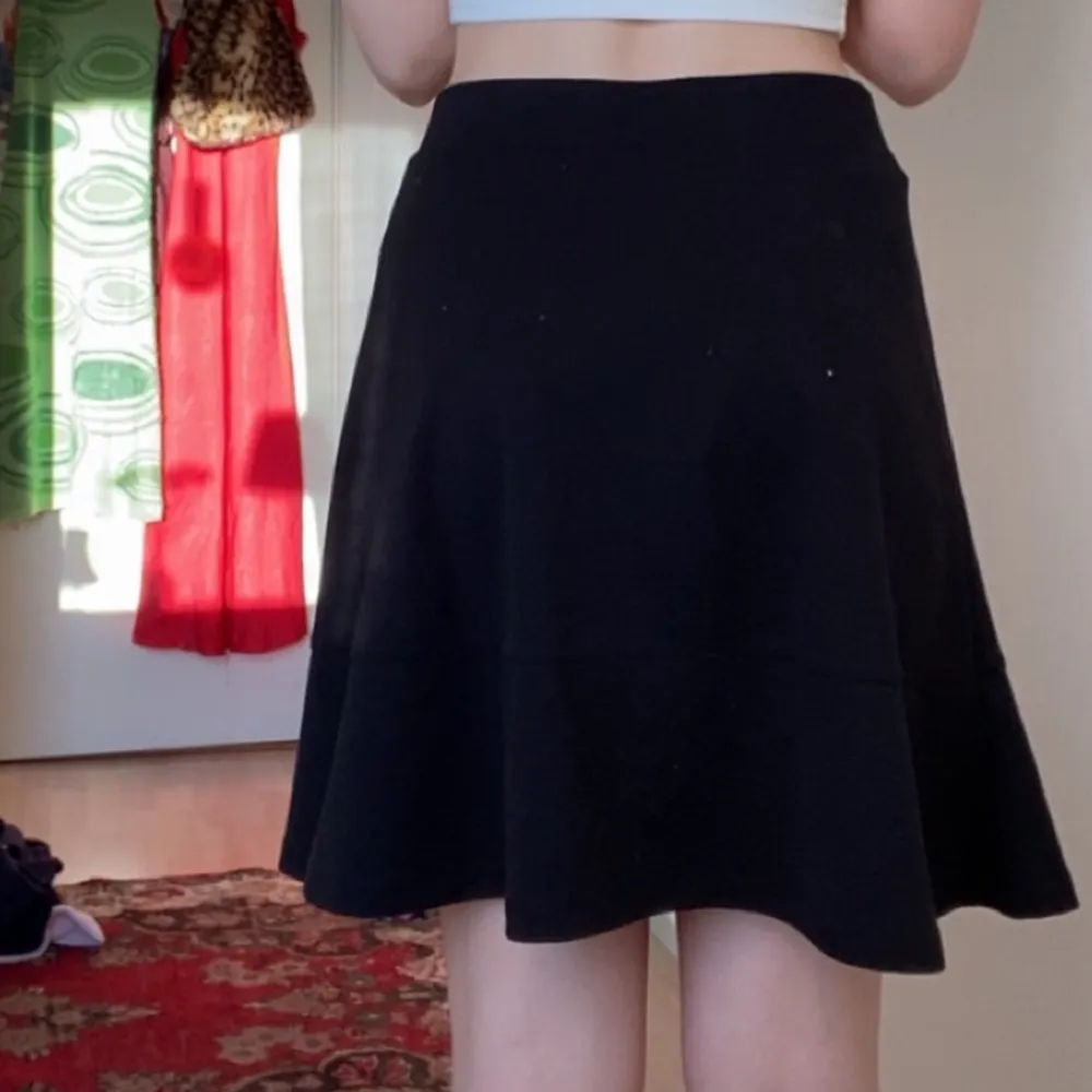 Svart basic kjol från esprit köpt på sellpy💕 jag är 178 cm, den slutar precis över knäna. Kjolar.