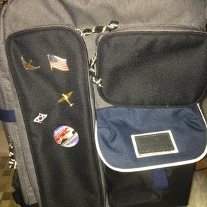 Helt NY Doughnut ryggsäck  - En jättefin OANVÄND Doughnut ryggsäck som har laptop fack, 3 smarta sorteringsfack på framsidan, och är vattentålig! OBS: pins på framsidan ingår inte! Originalpris inköptes för 800sek. 