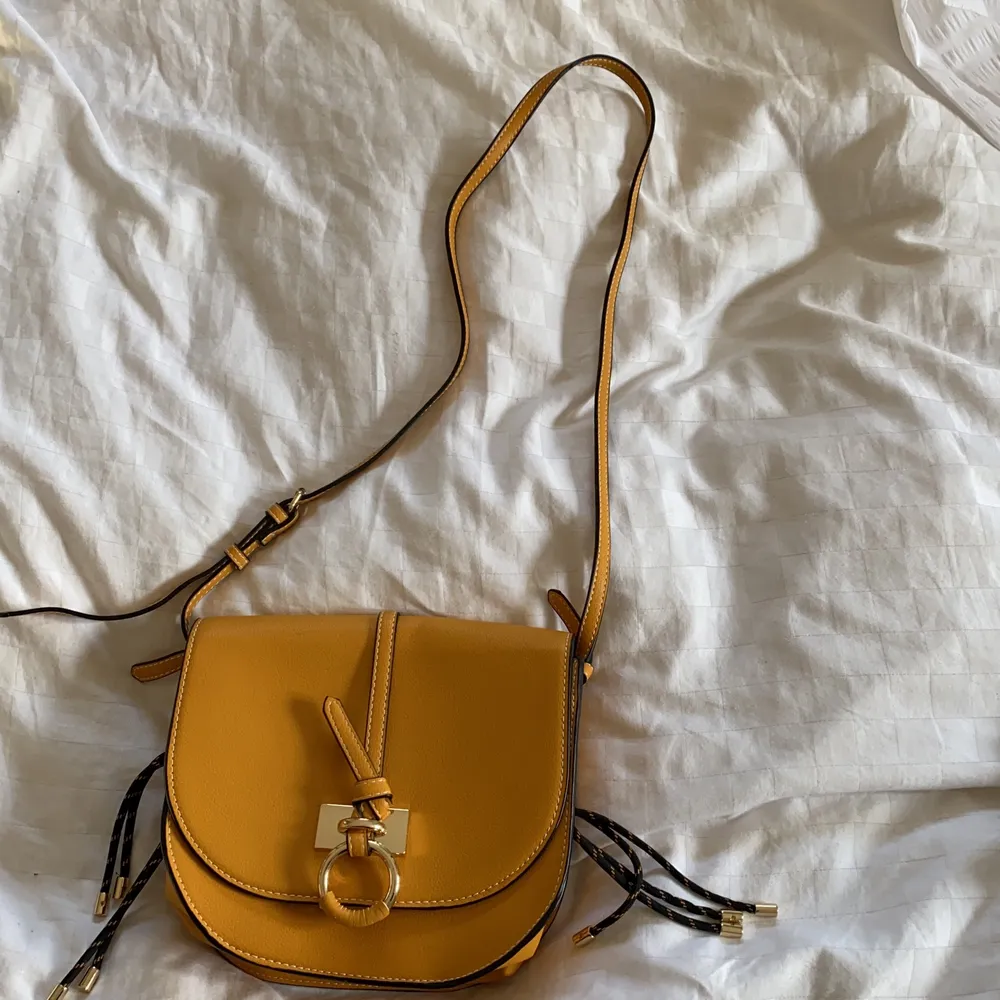 Jättefin gul väska som jag aldrig använt från Zara 😌. Accessoarer.