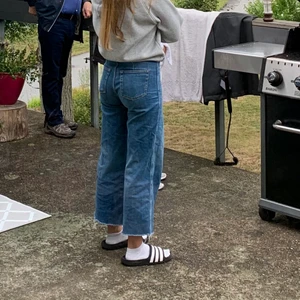 jeans  - Skitsnygga jeans. Väldigt bra passform och sitter så skönt! Lite för små för mig just nu. Frakt inkluderad i priset 