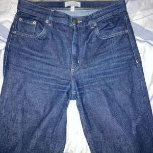 Dessa skitsnygga jeans är tyvärr försmå för mig! Frakten betalar köparen. Skriv och du har frågor😊
