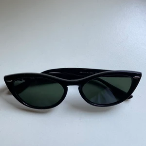 Solglasögon rayban - Säljer dessa supercoola Ray-Ban solglasögonen. Endast använda fåtal gånger och är i bra skick. Fodral och andra tillbehör följer med. Nypris är cirka 900 kr. DM vid intresse!💕💕💕 (köpare står för frakt)
