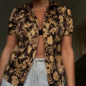 Så fin skjorta! - Så fin glansig skjorta i härligt mönster!🥰 Står strl 40 men tycker att den är aaningen liten i storleken💞 