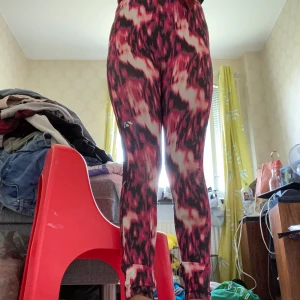 Vet ej vad jag ska skriva 😂 - Sköna träningsbyxor sitter jätte bra jag har haft dom ganska många gånger men dom är i bra skick 🥰