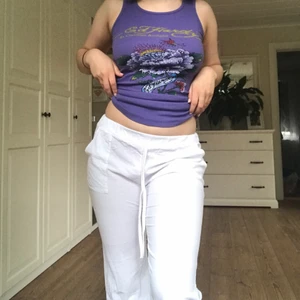 Linnebyxor  - Såå fina linnebyxor som är köpta här på Plick. Säljer p.g.a försmå,skulle säga att dem passar en S. På innerbenet finns det ett hyfsat stort hål (lagat) men tycker inte att man tänker på det så mycket när man har på sig dem, alternativ är att sprätta upp hålet och laga det lite bättre. Frakt ingår ej 💗 BUD: 135kr + FRAKT