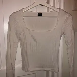 Vit tröja från Gina tricot. 100kr + köparen står för frakten!! Betalning sker via swish💕
