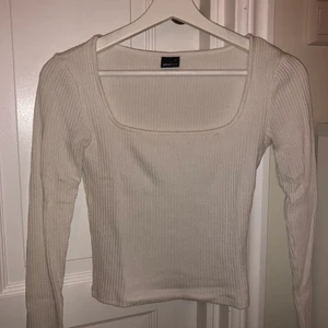 Tröja - Vit tröja från Gina tricot. 100kr + köparen står för frakten!! Betalning sker via swish💕