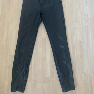 Skinnbyxor från zara - Skinnbyxor från zara med slits💕