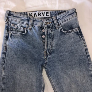 Girlfriend jeans med slits!💕👖 - Säljer ett par skit snygga girlfriend jeans med en slits längst ner som går att ta bort med en dragkedja om man vill de!😍 Jätte bra kvalite och skick! Skriv privat för mer frågor! Pris går att diskutera (KÖPAREN STÅR FÖR FRAKT)